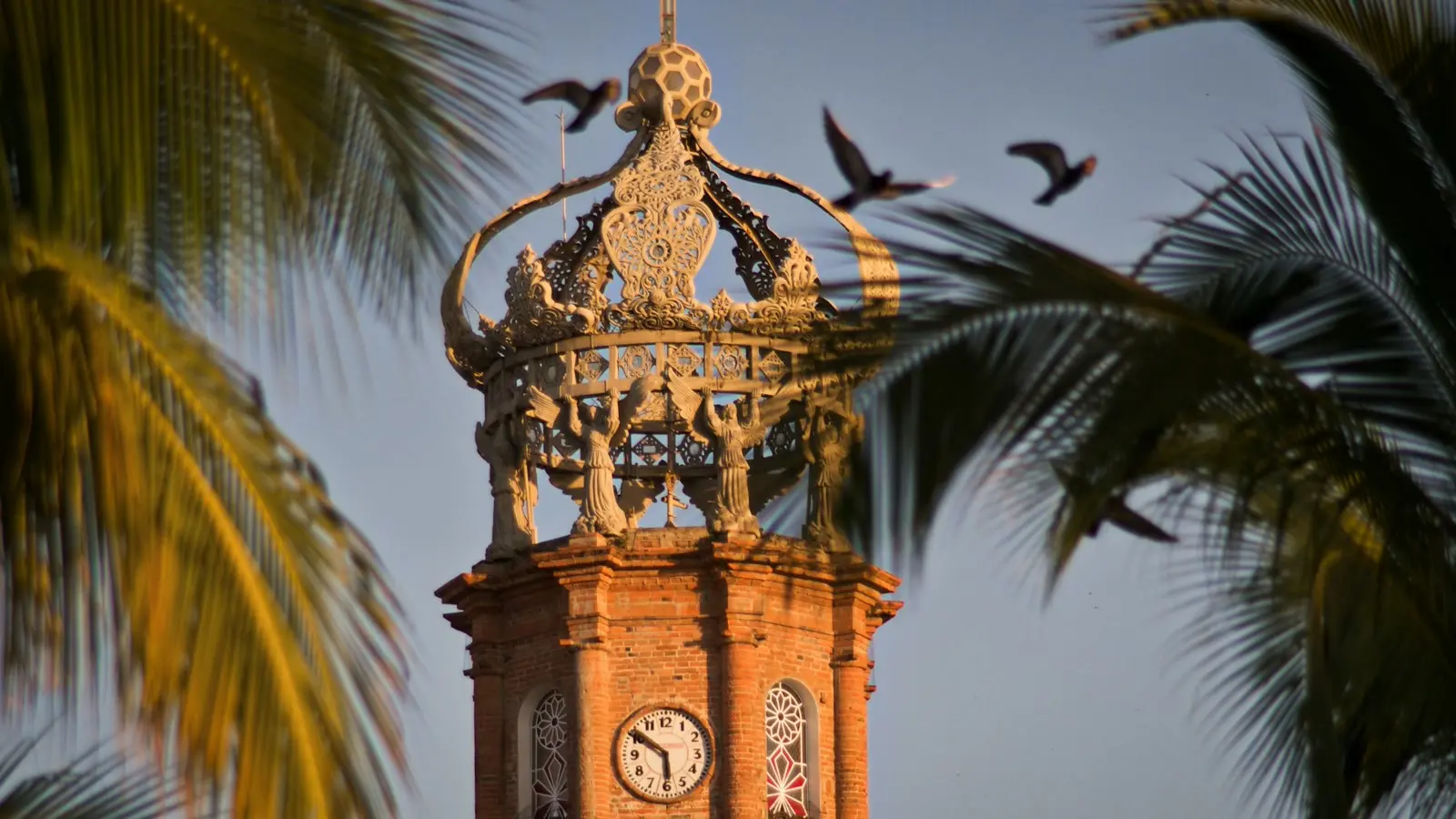 Torre de la parroquia de Nuestra Señora de Guadalupe en el centro de Puerto Vallarta